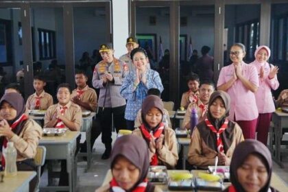 Ketua Komisi IV DPR RI, Siti Hediati Hariyadi atau Titiek Soeharto saat meninjau SMP Kemala Bhayangkari di Karanganyar, Jawa Tengah, Jumat (7/11/2025). Foto: Ist