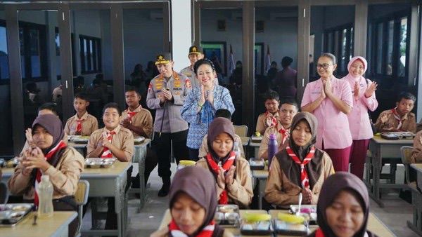 Ketua Komisi IV DPR RI, Siti Hediati Hariyadi atau Titiek Soeharto saat meninjau SMP Kemala Bhayangkari di Karanganyar, Jawa Tengah, Jumat (7/11/2025). Foto: Ist