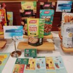 Mengusung semangat melestarikan cita rasa lokal dengan inovasi kekinian, Erildya Cemilan Family menghadirkan berbagai produk unggulan seperti keripik tempe umpet, kacang kriwil, dan sebring kriukk. Foto: BRI