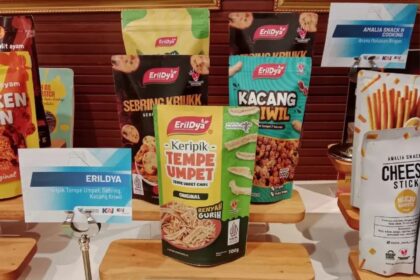 Mengusung semangat melestarikan cita rasa lokal dengan inovasi kekinian, Erildya Cemilan Family menghadirkan berbagai produk unggulan seperti keripik tempe umpet, kacang kriwil, dan sebring kriukk. Foto: BRI