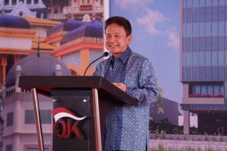 Wakil Ketua Dewan Komisioner OJK Mirza Adityaswara dalam kegiatan peletakan batu pertama pembangunan gedung OJK Sumatera Utara di Medan, Jumat (7/11/2025). Foto: OJK