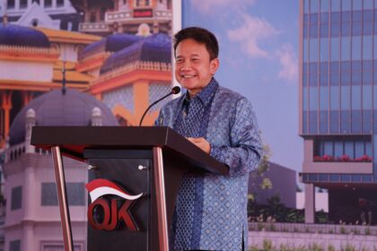 Wakil Ketua Dewan Komisioner OJK Mirza Adityaswara dalam kegiatan peletakan batu pertama pembangunan gedung OJK Sumatera Utara di Medan, Jumat (7/11/2025). Foto: OJK