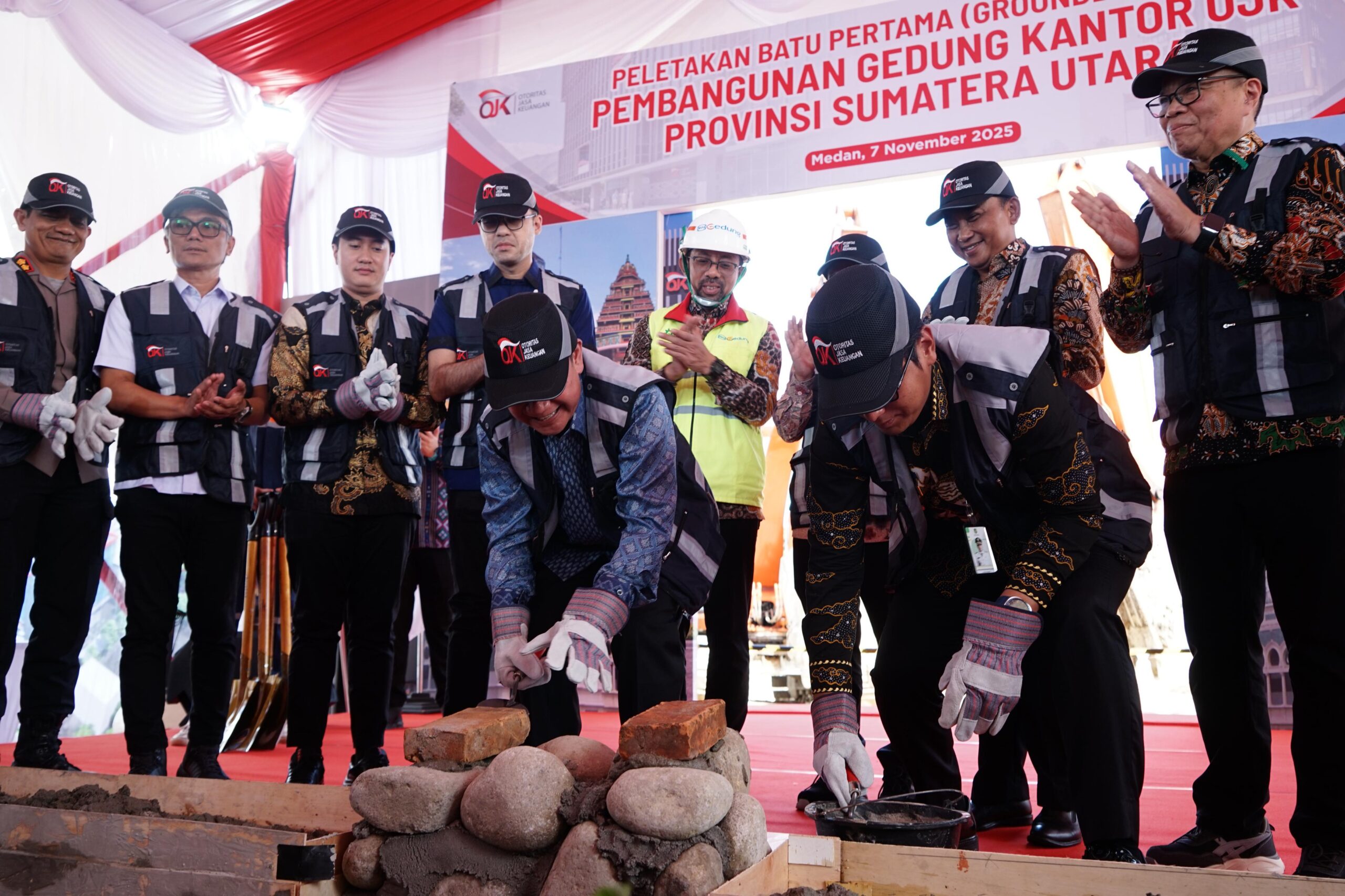 Wakil Ketua Dewan Komisioner OJK Mirza Adityaswara dalam kegiatan peletakan batu pertama pembangunan gedung OJK Sumatera Utara di Medan, Jumat (7/11/2025). Foto: OJK 
