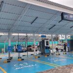 Tampilan SPKLU Center di Kantor PLN UP3 Yogyakarta, Bantul, Daerah Istimewa Yogyakarta yang dilengkapi dengan delapan unit ultra _fast charger_ dengan total 16 konektor, satu unit _standard charger_ dengan satu konektor, dan satu unit SPKLU roda dua dengan 6 konektor. Fasilitas ini juga didukung oleh ruang tunggu modern _(lounge)_ guna memberikan kenyamanan bagi pengguna kendaraan listrik. Foto: PLN
