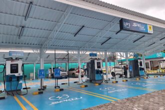 Tampilan SPKLU Center di Kantor PLN UP3 Yogyakarta, Bantul, Daerah Istimewa Yogyakarta yang dilengkapi dengan delapan unit ultra _fast charger_ dengan total 16 konektor, satu unit _standard charger_ dengan satu konektor, dan satu unit SPKLU roda dua dengan 6 konektor. Fasilitas ini juga didukung oleh ruang tunggu modern _(lounge)_ guna memberikan kenyamanan bagi pengguna kendaraan listrik. Foto: PLN