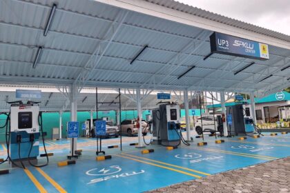 Tampilan SPKLU Center di Kantor PLN UP3 Yogyakarta, Bantul, Daerah Istimewa Yogyakarta yang dilengkapi dengan delapan unit ultra _fast charger_ dengan total 16 konektor, satu unit _standard charger_ dengan satu konektor, dan satu unit SPKLU roda dua dengan 6 konektor. Fasilitas ini juga didukung oleh ruang tunggu modern _(lounge)_ guna memberikan kenyamanan bagi pengguna kendaraan listrik. Foto: PLN