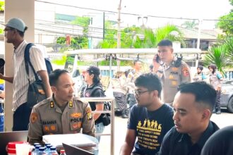 Tim Psikologi Biro SDM Polda Metro Jaya, dipimpin AKBP Ida Bagus Gede Adi Putra Yadnya, Psikolog, turun langsung ke Rumah Sakit Islam (RSI) Cempaka Putih Jakarta memberikan pendampingan, konseling, kepada korban dan keluarga serta guru, Sabtu (8/11/2025). Foto: Ist
