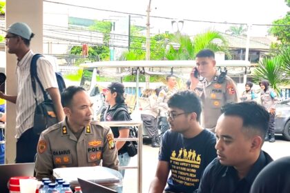 Tim Psikologi Biro SDM Polda Metro Jaya, dipimpin AKBP Ida Bagus Gede Adi Putra Yadnya, Psikolog, turun langsung ke Rumah Sakit Islam (RSI) Cempaka Putih Jakarta memberikan pendampingan, konseling, kepada korban dan keluarga serta guru, Sabtu (8/11/2025). Foto: Ist