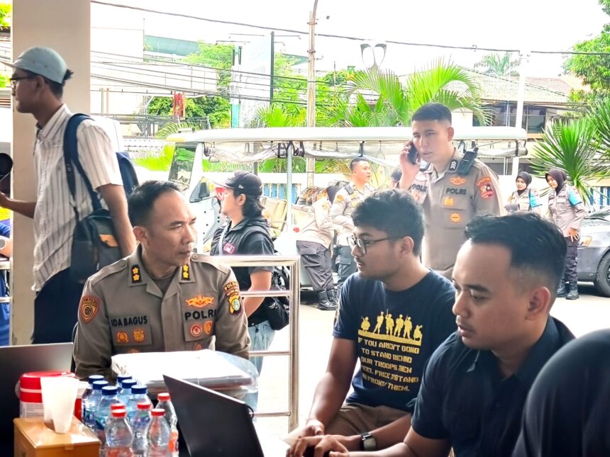 Tim Psikologi Biro SDM Polda Metro Jaya, dipimpin AKBP Ida Bagus Gede Adi Putra Yadnya, Psikolog, turun langsung ke Rumah Sakit Islam (RSI) Cempaka Putih Jakarta memberikan pendampingan, konseling, kepada korban dan keluarga serta guru, Sabtu (8/11/2025). Foto: Ist