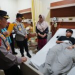 Kapolri Jenderal Pol Listyo Sigit Prabowo dan jajaran saat menjenguk korban ledakan SMAN 72 Kelapa Gading, Jakarta Utara, yang masih dirawat intensif di Rumah Sakit Islam (RSI) Cempaka Putih Jakarta, Sabtu (8/11/2025). Foto: Ist