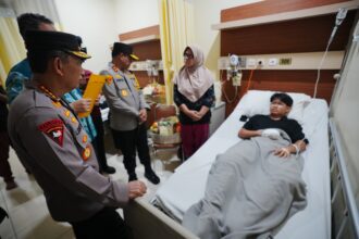 Kapolri Jenderal Pol Listyo Sigit Prabowo dan jajaran saat menjenguk korban ledakan SMAN 72 Kelapa Gading, Jakarta Utara, yang masih dirawat intensif di Rumah Sakit Islam (RSI) Cempaka Putih Jakarta, Sabtu (8/11/2025). Foto: Ist