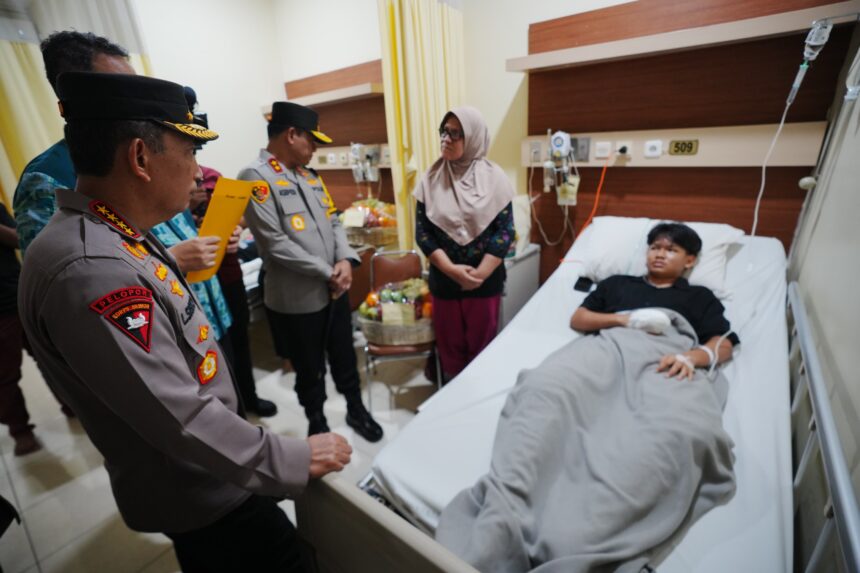 Kapolri Jenderal Pol Listyo Sigit Prabowo dan jajaran saat menjenguk korban ledakan SMAN 72 Kelapa Gading, Jakarta Utara, yang masih dirawat intensif di Rumah Sakit Islam (RSI) Cempaka Putih Jakarta, Sabtu (8/11/2025). Foto: Ist