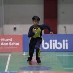 Peserta melakukan tantangan Throwing The Shuttlecock yakni melempar kok ke dalam lubang target. Foto/Megapro
