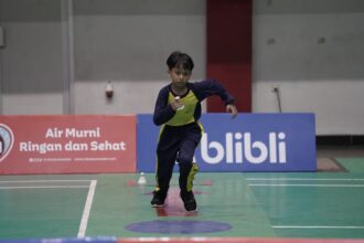 Peserta melakukan tantangan Throwing The Shuttlecock yakni melempar kok ke dalam lubang target. Foto/Megapro