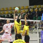 Voli Piala Ketum kembali menampilkan pertandingan seru pada Minggu (9/11/2025) di Padepokan Voli Jenderal Kunarto, Sentul. Dalam laga tersebut, Rajawali Z&A yang hanya membawa delapan pemain tampil luar biasa dan sukses membenamkan Teratai dengan skor telak 3-0 (25-15, 25-19, 25-20) dalam grup D.