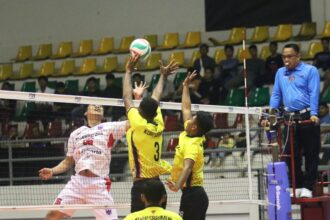 Voli Piala Ketum kembali menampilkan pertandingan seru pada Minggu (9/11/2025) di Padepokan Voli Jenderal Kunarto, Sentul. Dalam laga tersebut, Rajawali Z&A yang hanya membawa delapan pemain tampil luar biasa dan sukses membenamkan Teratai dengan skor telak 3-0 (25-15, 25-19, 25-20) dalam grup D.