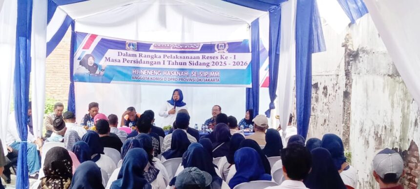 Anggota DPRD DKI Fraksi Demokrat, Neneng Hasanah saat reses di RW 02, Kelurahan Sukapura, Jakarta Utara.(foto sofian/ipol.id)