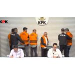 KPK saat menahan lima tersangka baru korupsi dana PEN Situbondo. Foto: Live streaming YT @kpkri