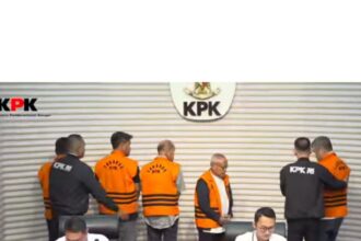 KPK saat menahan lima tersangka baru korupsi dana PEN Situbondo. Foto: Live streaming YT @kpkri