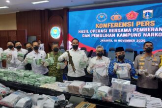Kepala Badan Narkotika Nasional Republik Indonesia (BNN RI) Komjen Pol Suyudi Ario Seto dan jajaran, TNI-Polri, Asisten Pemerintah Sekda Pemprov DKI Jakarta, Sigit Wijatmoko, tokoh agama hingga tokoh masyarakat, dalam Konferensi Pers hasil Operasi Bersama Pemberantasan dan Pemulihan Kampung Narkoba se-Indonesia, Senin (10/11/2025). Foto: Joesvicar Iqbal/ipol.id