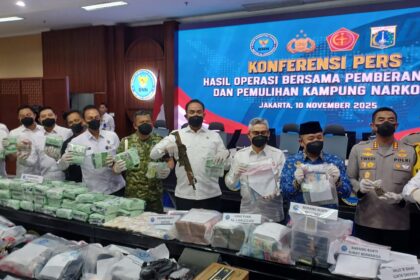 Kepala Badan Narkotika Nasional Republik Indonesia (BNN RI) Komjen Pol Suyudi Ario Seto dan jajaran, TNI-Polri, Asisten Pemerintah Sekda Pemprov DKI Jakarta, Sigit Wijatmoko, tokoh agama hingga tokoh masyarakat, dalam Konferensi Pers hasil Operasi Bersama Pemberantasan dan Pemulihan Kampung Narkoba se-Indonesia, Senin (10/11/2025). Foto: Joesvicar Iqbal/ipol.id
