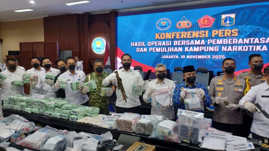 Kepala Badan Narkotika Nasional Republik Indonesia (BNN RI) Komjen Pol Suyudi Ario Seto dan jajaran, TNI-Polri, Asisten Pemerintah Sekda Pemprov DKI Jakarta, Sigit Wijatmoko, tokoh agama hingga tokoh masyarakat, dalam Konferensi Pers hasil Operasi Bersama Pemberantasan dan Pemulihan Kampung Narkoba se-Indonesia, Senin (10/11/2025). Foto: Joesvicar Iqbal/ipol.id