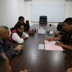 Eks Mendikbudristek Nadiem Makarim saat diserahkan oleh penyidik kepada Jaksa Kejaksaan Negeri Jakarta Pusat. Foto: Dok Puspenkum Kejaksaan Agung