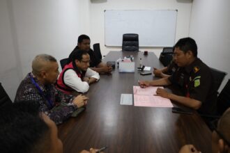 Eks Mendikbudristek Nadiem Makarim saat diserahkan oleh penyidik kepada Jaksa Kejaksaan Negeri Jakarta Pusat. Foto: Dok Puspenkum Kejaksaan Agung