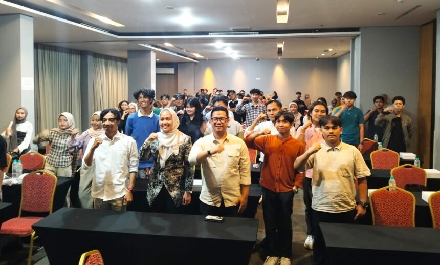 Barisan Muda Nusantara saat menggelar Diskusi Publik mengangkat tema "Soeharto Sebagai Pahlawan Nasional, Pelajaran Sejarah dan Visi Pembangunan" di Hotel Neo Tendean, Jakarta Selatan, Senin (10/11/2025). Foto: Ist