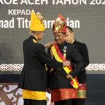 Menteri Dalam Negeri (Mendagri) Muhammad Tito Karnavian menerima gelar kehormatan “Petua Panglima Hukom” dari Lembaga Wali Nanggroe Aceh. Prosesi penganugerahan gelar tersebut berlangsung khidmat di Meuligoe Wali Nanggroe Aceh, Kabupaten Aceh Besar, Aceh, Rabu (12/11/2025).