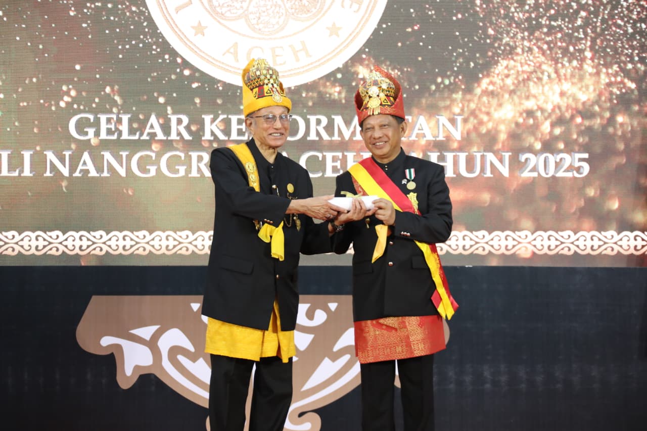 Menteri Dalam Negeri (Mendagri) Muhammad Tito Karnavian menerima gelar kehormatan “Petua Panglima Hukom” dari Lembaga Wali Nanggroe Aceh. Prosesi penganugerahan gelar tersebut berlangsung khidmat di Meuligoe Wali Nanggroe Aceh, Kabupaten Aceh Besar, Aceh, Rabu (12/11/2025).
