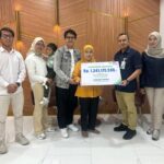 Kantor Cabang BPJS Ketenagakerjaan Jakarta Kebon Sirih menyerahkan santunan Jaminan Sosial Ketenagakerjaan (Jamsostek) secara simbolis kepada ahli waris peserta bernama Achmad Fadholi, yang meninggal dunia akibat serangan jantung. Total santunan yang diberikan mencapai Rp1.341.175.580, dan diterima langsung oleh Rusmiyati, istri almarhum, di Gedung Graha Mandiri, Jakarta.