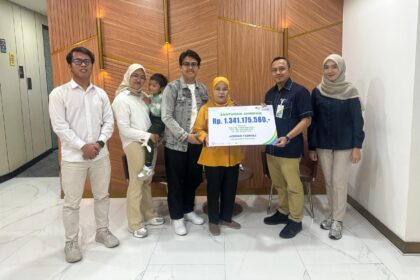 Kantor Cabang BPJS Ketenagakerjaan Jakarta Kebon Sirih menyerahkan santunan Jaminan Sosial Ketenagakerjaan (Jamsostek) secara simbolis kepada ahli waris peserta bernama Achmad Fadholi, yang meninggal dunia akibat serangan jantung. Total santunan yang diberikan mencapai Rp1.341.175.580, dan diterima langsung oleh Rusmiyati, istri almarhum, di Gedung Graha Mandiri, Jakarta.