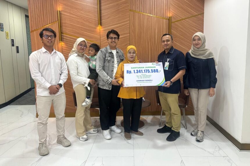 Kantor Cabang BPJS Ketenagakerjaan Jakarta Kebon Sirih menyerahkan santunan Jaminan Sosial Ketenagakerjaan (Jamsostek) secara simbolis kepada ahli waris peserta bernama Achmad Fadholi, yang meninggal dunia akibat serangan jantung. Total santunan yang diberikan mencapai Rp1.341.175.580, dan diterima langsung oleh Rusmiyati, istri almarhum, di Gedung Graha Mandiri, Jakarta.