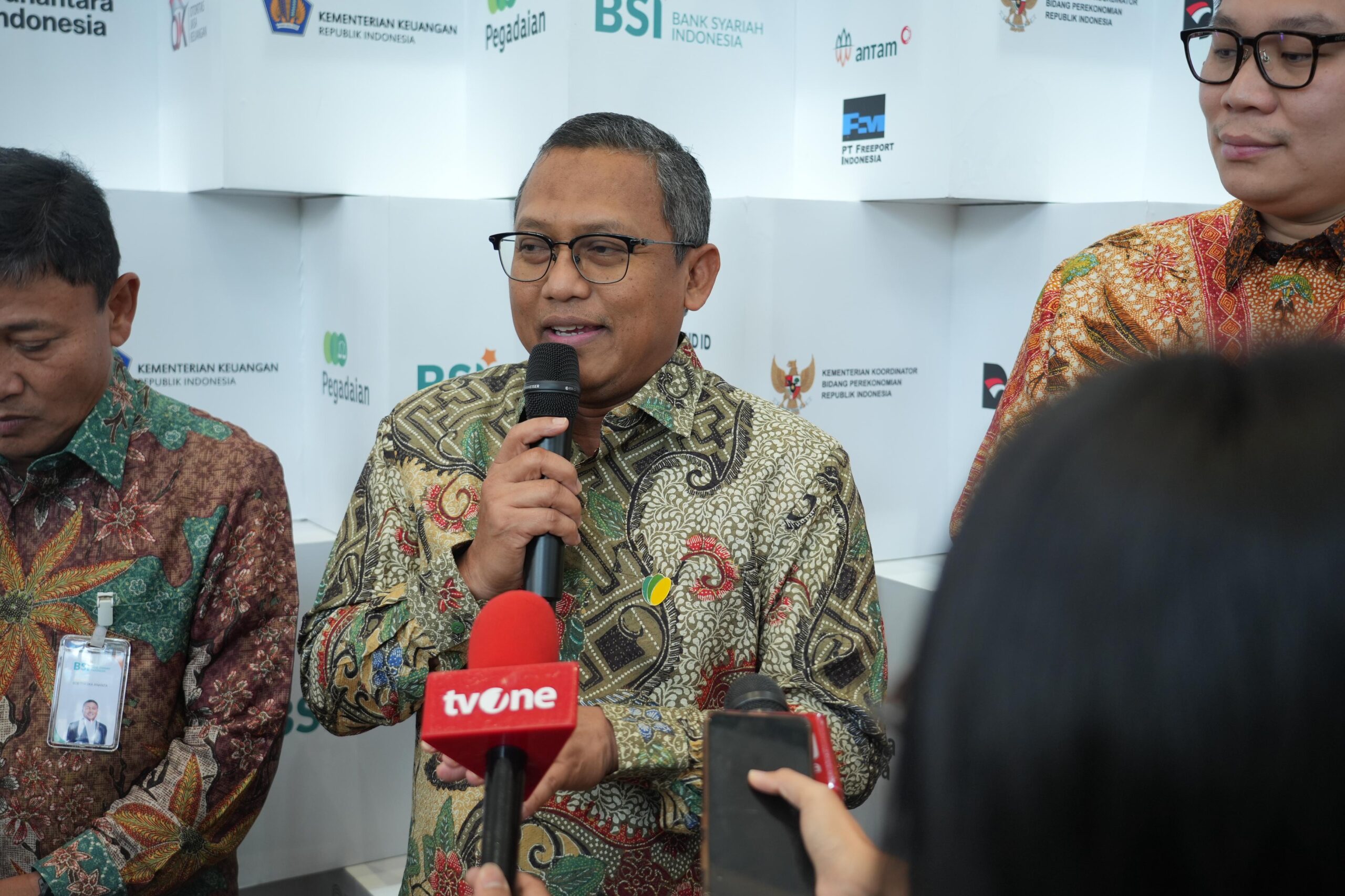 Pemerintah Dorong Penguatan Ekosistem Bullion Nasional melalui Forum “Bullion Connect 2025: Linking Mines to Markets” 2 Kementerian Koordinator Bidang Perekonomian bersama OJK berkolaborasi dengan World Gold Council (WGC) menggandeng Kementerian Keuangan dan Badan Pengaturan Badan Usaha Milik Negara serta para pelaku industri emas menyelenggarakan forum strategis bertajuk “Bullion Connect 2025: Linking Mines to Markets”, yang turut menandai peluncuran WGC Indonesian Gold Consumer Insights Report.