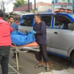 Kondisi pengendara sepeda motor tewas dievakuasi dari kolong angkot Jaklingko di Jalan Raya Cilangkap, Kecamatan Cipayung, Jakarta Timur, Rabu (12/11/2025). Foto: Ist