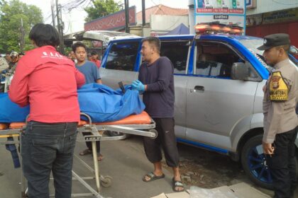 Kondisi pengendara sepeda motor tewas dievakuasi dari kolong angkot Jaklingko di Jalan Raya Cilangkap, Kecamatan Cipayung, Jakarta Timur, Rabu (12/11/2025). Foto: Ist