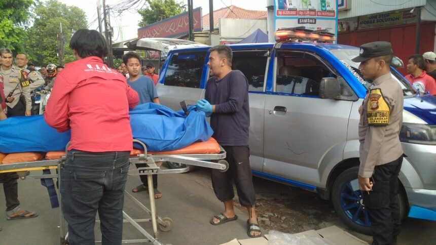 Kondisi pengendara sepeda motor tewas dievakuasi dari kolong angkot Jaklingko di Jalan Raya Cilangkap, Kecamatan Cipayung, Jakarta Timur, Rabu (12/11/2025). Foto: Ist