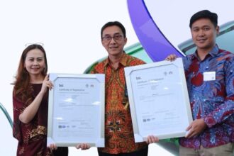 (kiri ke kanan) Country Manager BSI Indonesia Nolia Natalia, SGM Quality Management & HSE Telkom Akses Bambang Sunaryadi, dan PGS Mgr Health, Safety & Environment Hendra Djatnika. Foto: Telkom Indonesia