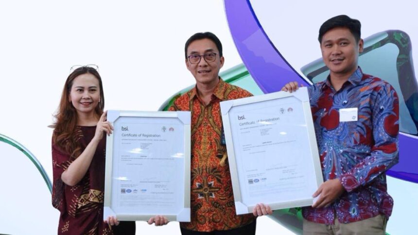 (kiri ke kanan) Country Manager BSI Indonesia Nolia Natalia, SGM Quality Management & HSE Telkom Akses Bambang Sunaryadi, dan PGS Mgr Health, Safety & Environment Hendra Djatnika. Foto: Telkom Indonesia