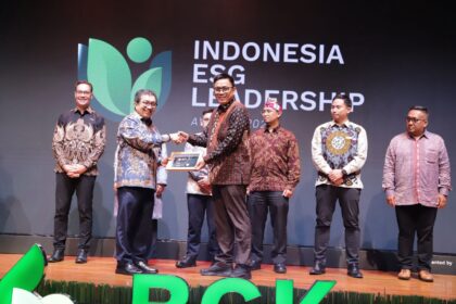 BNI meraih penghargaan Leadership AA – Excellence Leader in ESG Transparency dalam ajang Indonesia ESG Leadership Awards 2025, yang diselenggarakan oleh Bumi Global Karbon (BGK) Foundation di Soehanna Hall, The Energy Building, SCBD Jakarta, pada Rabu (12/11/2025). Foto: Dok BNI
