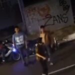 Viral di media sosial memperlihatkan aksi pengeroyokan dua pria di kawasan Tebet, Jakarta Selatan. Salah satu pelaku tampak membawa benda mirip pistol yang diselipkan di pinggang. Polisi kini tengah menyelidiki kasus tersebut. Foto: Tangkap layar X @p3gel