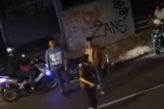 Viral di media sosial memperlihatkan aksi pengeroyokan dua pria di kawasan Tebet, Jakarta Selatan. Salah satu pelaku tampak membawa benda mirip pistol yang diselipkan di pinggang. Polisi kini tengah menyelidiki kasus tersebut. Foto: Tangkap layar X @p3gel