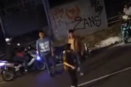 Viral di media sosial memperlihatkan aksi pengeroyokan dua pria di kawasan Tebet, Jakarta Selatan. Salah satu pelaku tampak membawa benda mirip pistol yang diselipkan di pinggang. Polisi kini tengah menyelidiki kasus tersebut. Foto: Tangkap layar X @p3gel