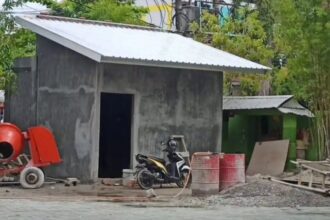 Nampak proyek pembangunan 21 unit toilet sekolah di tingkat SD dan SMP yang menelan anggaran mencapai Rp3,3 miliar. Foto: IG @makassar_iinfo