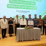 Presiden Direktur NGI dan NHI, Heru Dharmadi Wijaya bersama Direktur Medis Tzu Chi Hospital, dr Suriyanto dan jajaran pimpinan Tzu Chi Hospital dan NHI, saat penandatanganan kerja sama strategis PT Naleya Genomik Indonesia (NGI), melalui anak perusahaan PT Naleya Hillgene Inovasi (NHI) dengan Tzu Chi Hospital di Auditorium, Lantai 23, Tzu Chi Hospital Pantai Indah Kapuk, Jakarta Utara, Jumat (14/11/2025). Foto: Ist