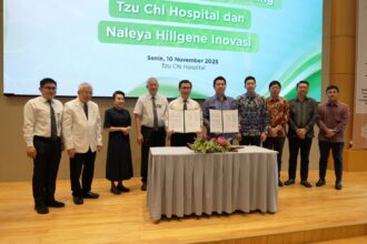 Presiden Direktur NGI dan NHI, Heru Dharmadi Wijaya bersama Direktur Medis Tzu Chi Hospital, dr Suriyanto dan jajaran pimpinan Tzu Chi Hospital dan NHI, saat penandatanganan kerja sama strategis PT Naleya Genomik Indonesia (NGI), melalui anak perusahaan PT Naleya Hillgene Inovasi (NHI) dengan Tzu Chi Hospital di Auditorium, Lantai 23, Tzu Chi Hospital Pantai Indah Kapuk, Jakarta Utara, Jumat (14/11/2025). Foto: Ist
