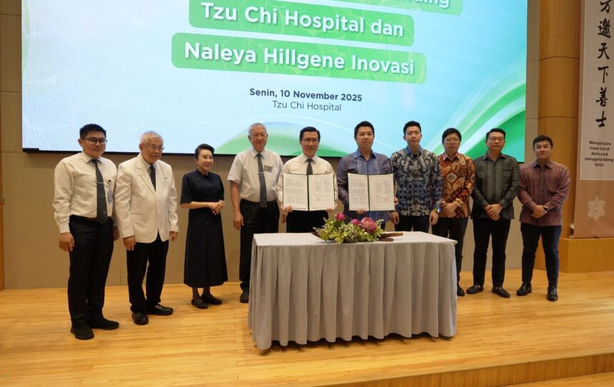 Presiden Direktur NGI dan NHI, Heru Dharmadi Wijaya bersama Direktur Medis Tzu Chi Hospital, dr Suriyanto dan jajaran pimpinan Tzu Chi Hospital dan NHI, saat penandatanganan kerja sama strategis PT Naleya Genomik Indonesia (NGI), melalui anak perusahaan PT Naleya Hillgene Inovasi (NHI) dengan Tzu Chi Hospital di Auditorium, Lantai 23, Tzu Chi Hospital Pantai Indah Kapuk, Jakarta Utara, Jumat (14/11/2025). Foto: Ist
