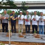 Wakil Wali Kota Jakarta Timur, Kusmanto dan jajaran bersama Pemimpin Wilayah PT Pegadaian Wilayah VIII Jakarta 1, Ahmad Zaenudin beserta jajaran, dalam kegiatan urban farming penanaman bibit cabai, tomat dan timun, untuk Memperingati World Habitat Day 2025 di bantaran Kali Cipinang Melayu di Jalan Manunggal 1, (Kalimalang), Kecamatan Makasar, Jakarta Timur, Jumat (14/11/2025). Foto: Joesvicar Iqbal/ipol.id