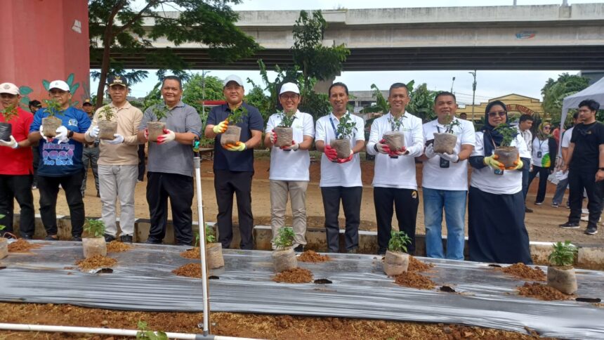 Wakil Wali Kota Jakarta Timur, Kusmanto dan jajaran bersama Pemimpin Wilayah PT Pegadaian Wilayah VIII Jakarta 1, Ahmad Zaenudin beserta jajaran, dalam kegiatan urban farming penanaman bibit cabai, tomat dan timun, untuk Memperingati World Habitat Day 2025 di bantaran Kali Cipinang Melayu di Jalan Manunggal 1, (Kalimalang), Kecamatan Makasar, Jakarta Timur, Jumat (14/11/2025). Foto: Joesvicar Iqbal/ipol.id